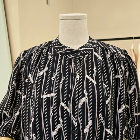 벌룬소매 체인 셔링 블라우스