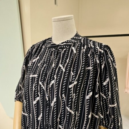 벌룬소매 체인 셔링 블라우스