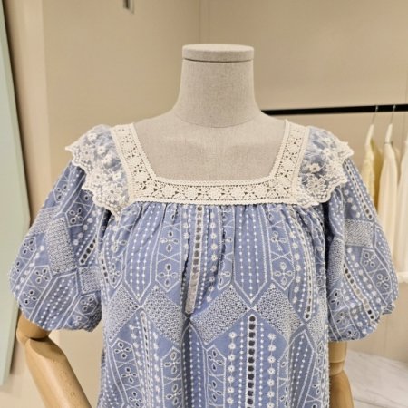 스퀘어넥 레이스 자수 블라우스