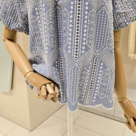 스퀘어넥 레이스 자수 블라우스