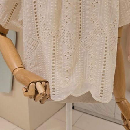 레이스 자수 스퀘어넥 블라우스