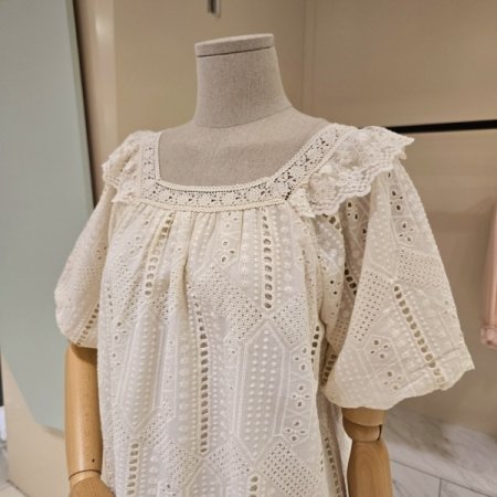 레이스 자수 스퀘어넥 블라우스