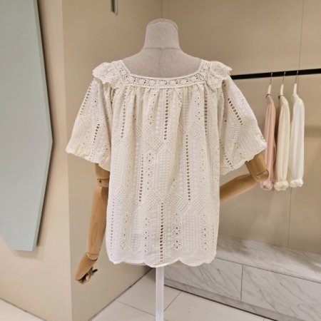 레이스 자수 스퀘어넥 블라우스