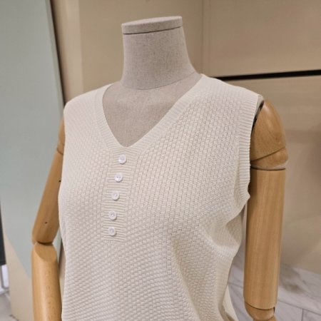 버튼 포인트 브이넥 민소매니트