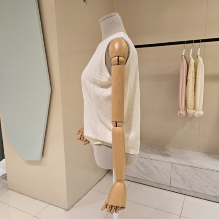 버튼 포인트 브이넥 민소매니트