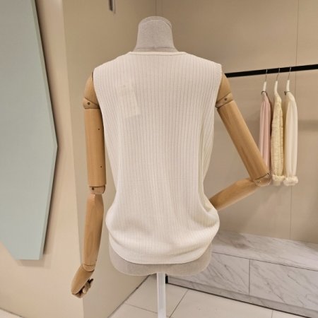 버튼 포인트 브이넥 민소매니트