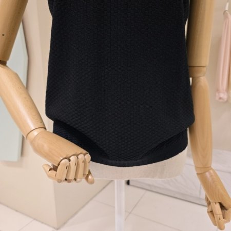 브이넥 단추 민소매 니트