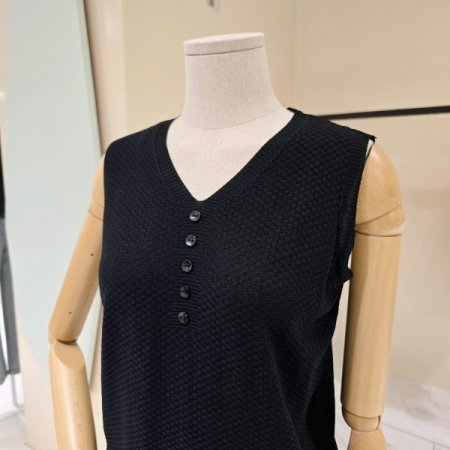 브이넥 단추 민소매 니트