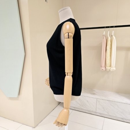 브이넥 단추 민소매 니트