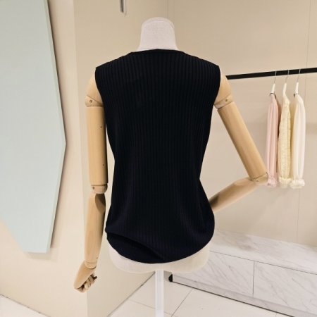 브이넥 단추 민소매 니트