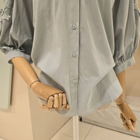 자수 벌룬소매 펀칭 블라우스