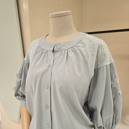 자수 벌룬소매 펀칭 블라우스