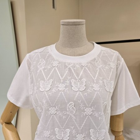 나비 자수 라운드 티셔츠
