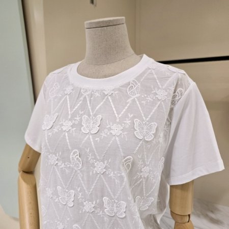 나비 자수 라운드 티셔츠
