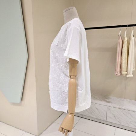 나비 자수 라운드 티셔츠