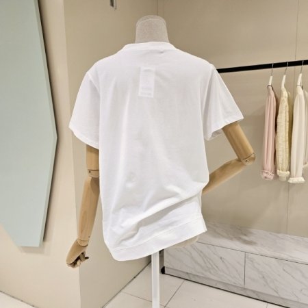 나비 자수 라운드 티셔츠