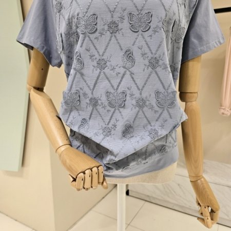 라운드 나비 디테일 자수 티셔츠