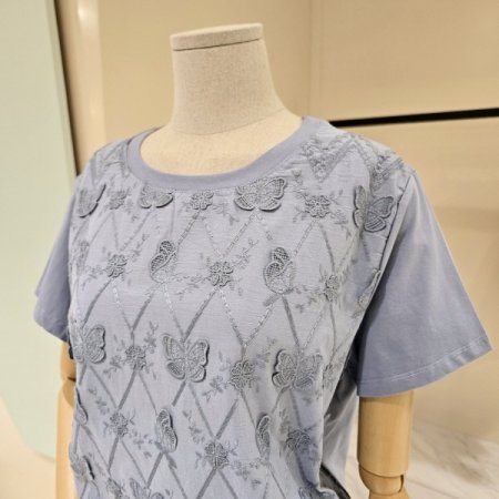 라운드 나비 디테일 자수 티셔츠