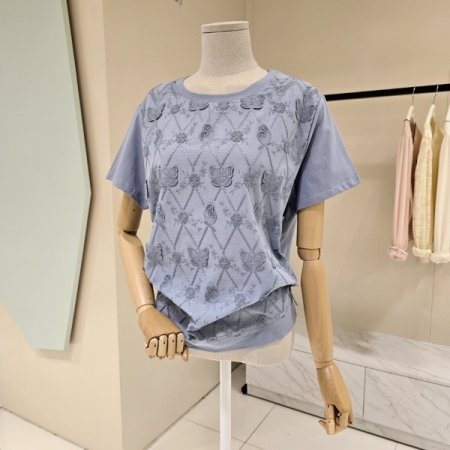 라운드 나비 디테일 자수 티셔츠