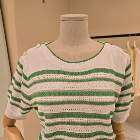 어깨단추 스트라이프 니트