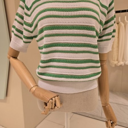 어깨단추 스트라이프 니트