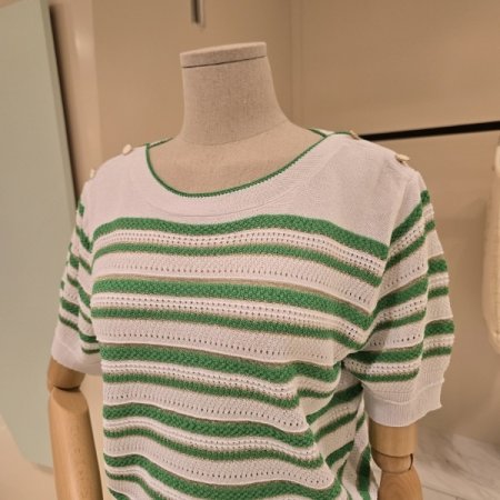 어깨단추 스트라이프 니트