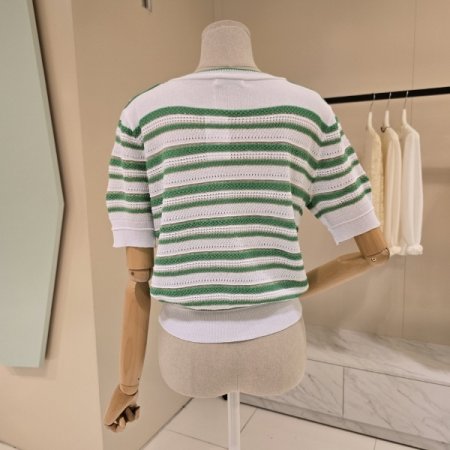 어깨단추 스트라이프 니트