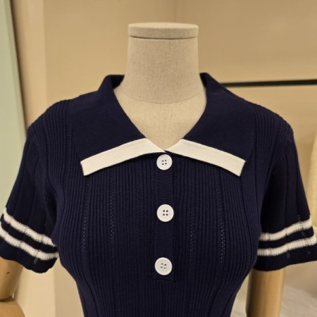 단추 포인트 카라 니트