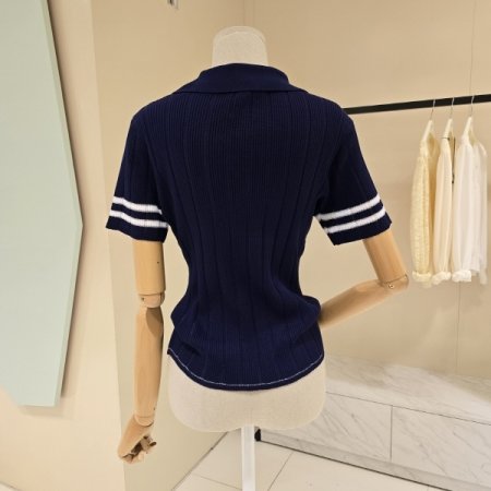 단추 포인트 카라 니트