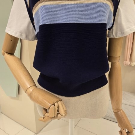 티소매 배색 라운드 니트