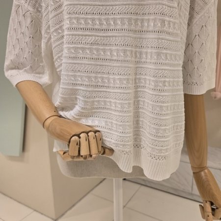 박시핏 펀칭 라운드 니트