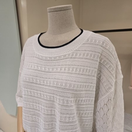 박시핏 펀칭 라운드 니트