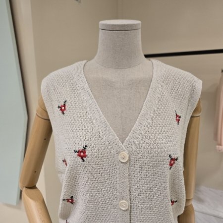 플라워 자수 부클 브이넥 니트조끼