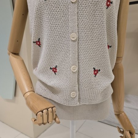 플라워 자수 부클 브이넥 니트조끼