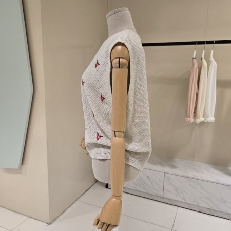 플라워 자수 부클 브이넥 니트조끼