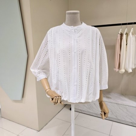 라운드 셔링 펀칭 블라우스