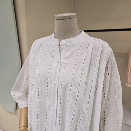 라운드 셔링 펀칭 블라우스