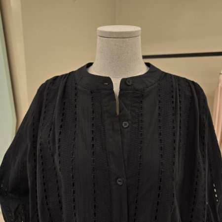 펀칭 포인트 셔링 라운드 블라우스