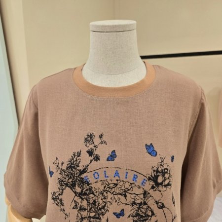 라운드 나비레터링 티블라우스