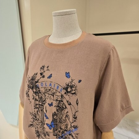 라운드 나비레터링 티블라우스