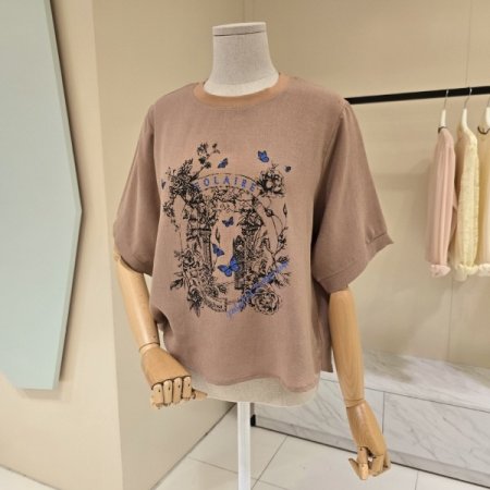 라운드 나비레터링 티블라우스