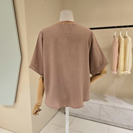 라운드 나비레터링 티블라우스