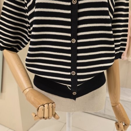 스트라이프 큐빅 포인트 니트