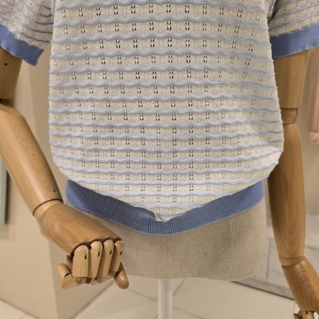 카라넥 물결 펀칭 니트