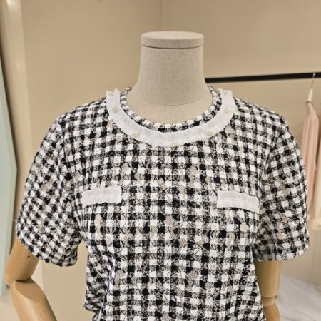 라운드넥 진주 체크 블라우스