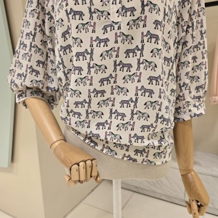 반오픈 프린트 라운드 블라우스