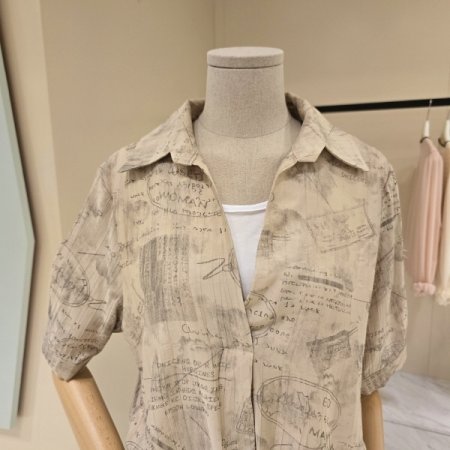 영문 프린트 티배색 카라블라우스