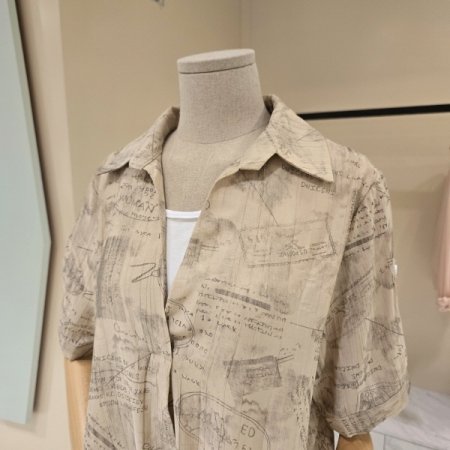 영문 프린트 티배색 카라블라우스