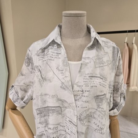 이너배색 영문 프린트 카라블라우스