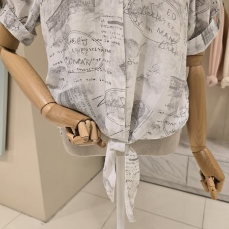 이너배색 영문 프린트 카라블라우스